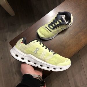 Men’s On Cloudgo ‘Hay Sand size 8